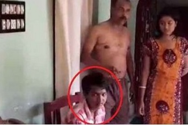 শোওয়ার ঘরের খাটের নিচেই লুকিয়ে রয়েছে সে, আঁচ করেই চা বানিয়ে আনলেন গৃহবধূ!
