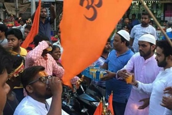 হিন্দুদের ধর্মীয় মিছিলে শরবতের গ্লাস হাতে এগিয়ে এলেন মুসলমানরা!