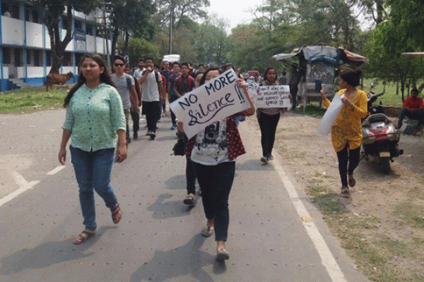 ‘শরীর’ না দিলে কমবে নম্বর! অধ্যাপকের প্রস্তাবে উত্তাল বিশ্ববিদ্যালয়