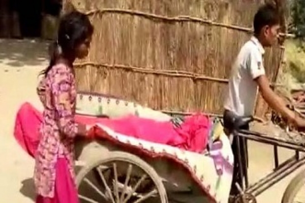 ভ্যানে করে বাবার মরদেহ বয়ে নিয়ে গেল ২ সন্তান!