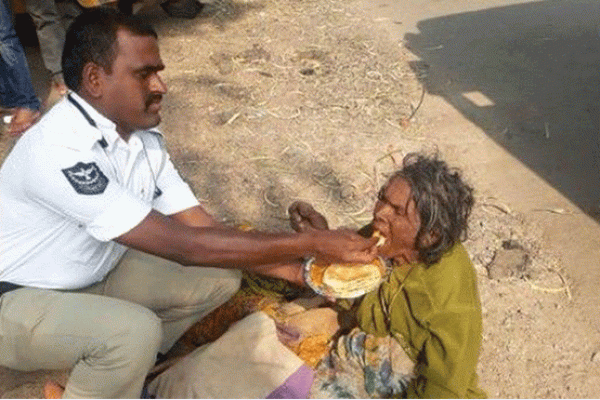 বৃদ্ধাকে নিজ হাতে তুলে খাওয়ালেন ট্রাফিক পুলিশের এই সদস্য!