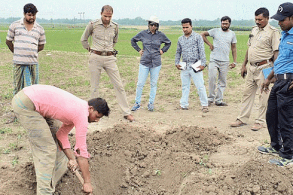 সোনার মোহর খুঁজতে মাঠে শয়ে শয়ে মানুষ, গ্রামে ব্যাপক শোরগোল