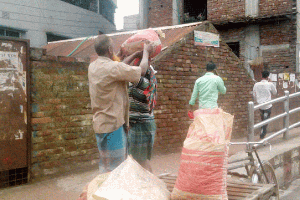 ‘দিবসে আমগো ভাগ্যের বদল হয় না’