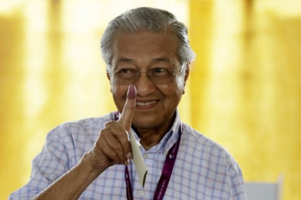 মালয়েশিয়ার নির্বাচনে হাড্ডাহাড্ডি লড়াইয়ে নিজ আসনে জিতেছেন মাহাথির