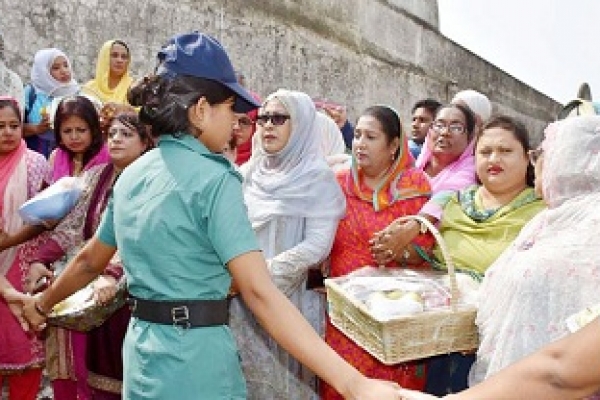 খালেদাকে ইফতার দেয়া হলো না মহিলা দলের