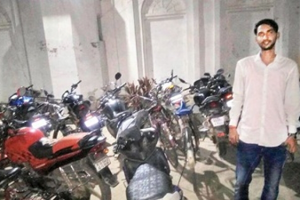 তারাবি নামাজের সময় স্বেচ্ছায় রোজ রাতে মসজিদ পাহারা দেন হিন্দু যুবক!