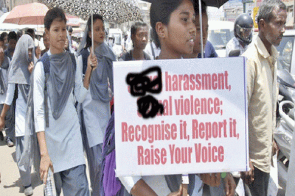 ১৪ বছরের ছাত্রকেই চান সেই ৩৪ বছরের শিক্ষিকা