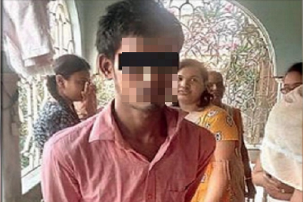 প্রেমিকাকে এক নজর দেখতে সারা রাত ছাদে, চোর ভেবে….