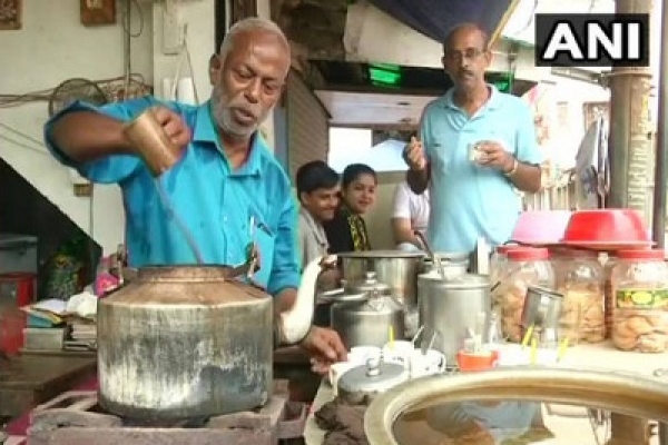কুর্ণিশ করেন প্রধানমন্ত্রী, রাতারাতি বিখ্যাত এই চা-বিক্রেতা তথা শিক্ষক কিন্তু কেন?