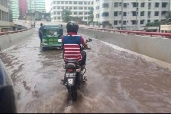 ‘বাংলাদেশ পৃথিবীর একমাত্র দেশ যেখানে ফ্লাইওভারে বৃষ্টির পানি জমে’