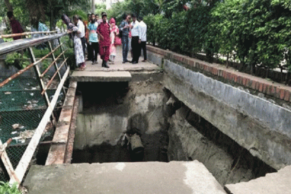 হাতিরঝিলে ফুটপাতের বেহাল দশা