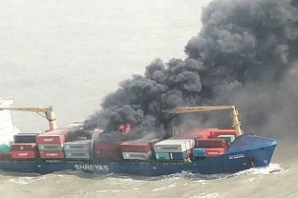জ্বলন্ত জাহাজটিকে নোঙর করেছে ভারতের নৌবাহিনী