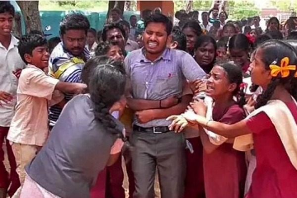 ভাইরাল সেই শিক্ষকের বদলি স্থগিত, একজন শিক্ষক কতটা জনপ্রিয় হতে পারেন…