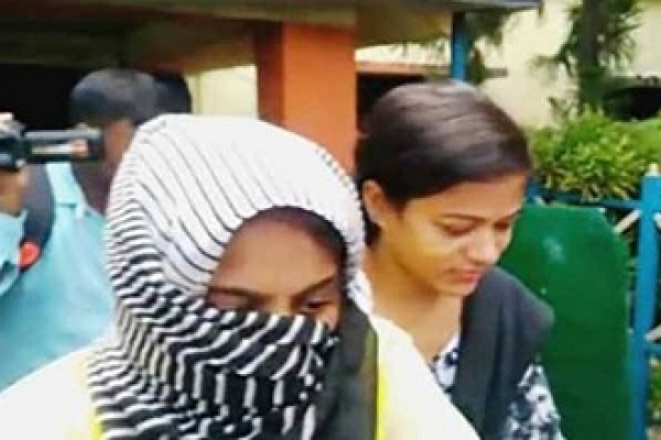 ১৪ বছরের মেয়েকে নিয়ে প্রেমিকের বাড়িতে সুমনা!