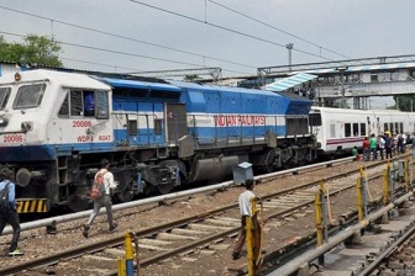 রেলযাত্রীর কয়েকটা শব্দ বাঁচয়ে দিল ২৬ নাবালিকাকে