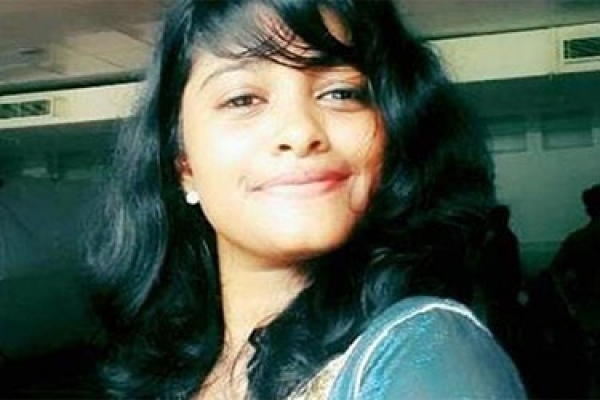 মাছ বিক্রেতা তরুণীকে নিয়ে ফেসবুকে ঝড়