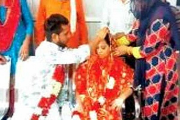 দু’জনাতে গভীর প্রেম, সাইবার কাফেতে বিষপান, অতঃপর আইসিইউতে...