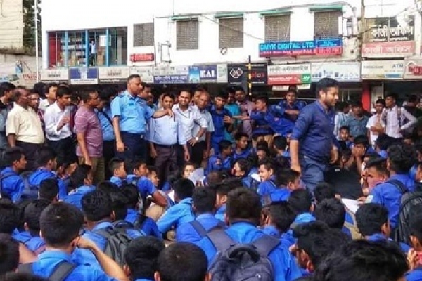 ছাত্রদের সঙ্গে আন্দোলনে যোগ দিলেন বিএএফ শাহিনের অধ্যক্ষ