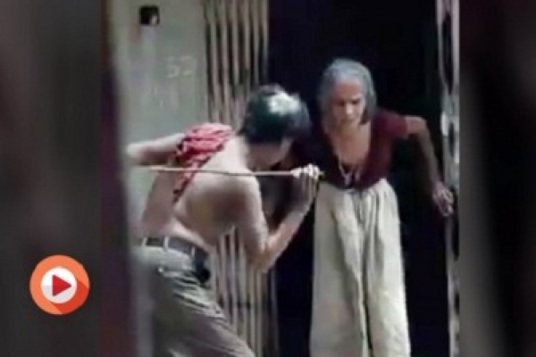 বৃদ্ধা মাকে এ ভাবে লাঠি দিয়ে পেটায়! কখনও টাকার জন্য, কখনও বা... 