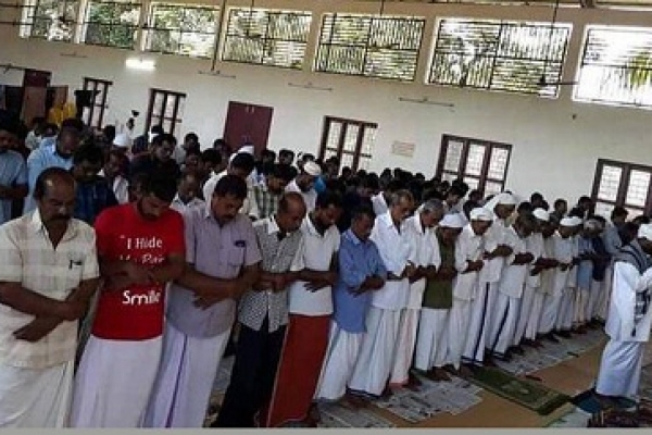 বিরল দৃষ্টান্ত: মন্দিরে ঈদের নামাজ আদায় করলেন মুসলিমরা