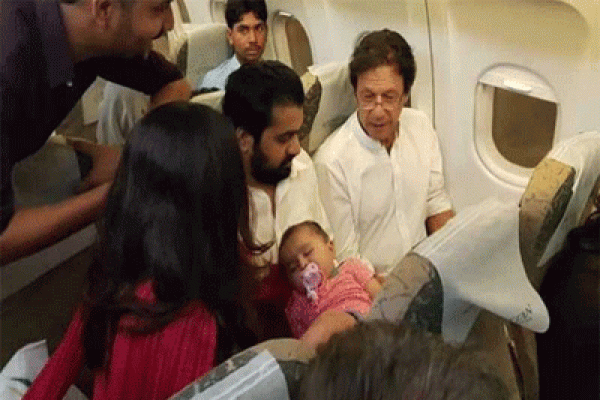 এবার প্লেনের ইকোনমি সিটে প্রধানমন্ত্রী ইমরান খান