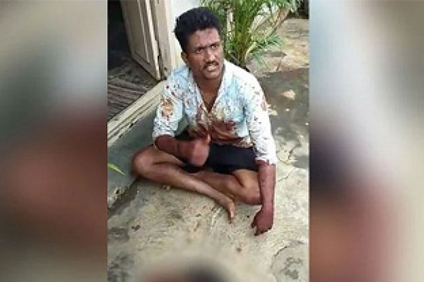 মায়ের শ্লীলতাহানির অভিযোগে বন্ধুর মাথা কেটে থানায় হাজির ছেলে