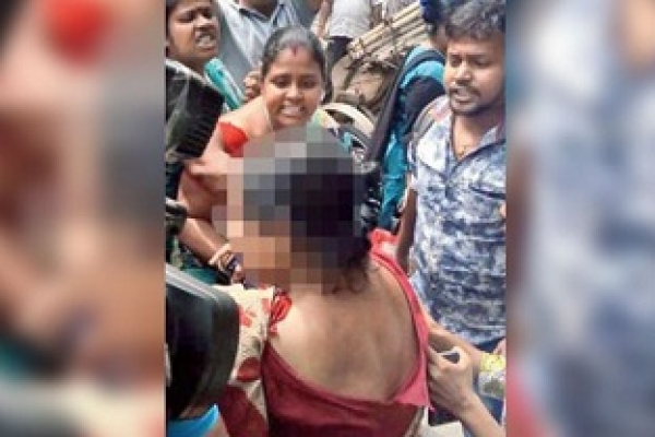 ‘ধর ধর.., শাড়ি ছিঁড়ে দে...’!