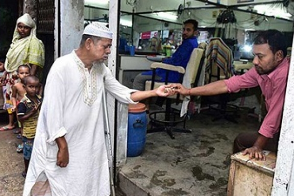 জীবন বাঁচাতে এখন ভিক্ষা করছেন ‘বেদের মেয়ে জোসনা’ ছবির মেকআপম্যান!