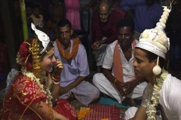 প্রেমের টানে কানাডা থেকে কালনা আশ্রমপাড়ায় 