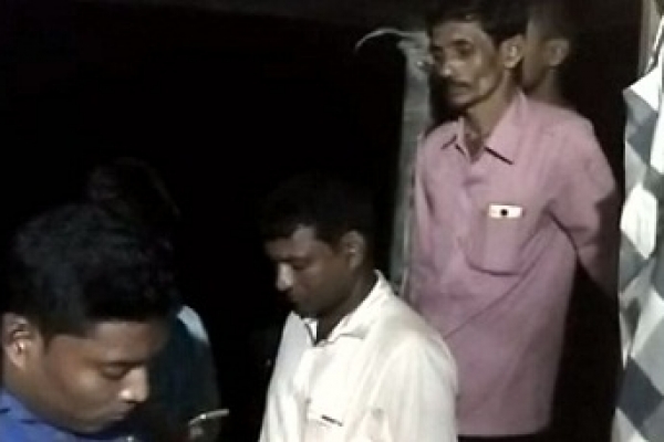 মাংস কিনতে গিয়েছিলেন মা, ফিরে এসে স্বামীকে দুই মেয়ের সঙ্গে যে অবস্থায় দেখলেন...