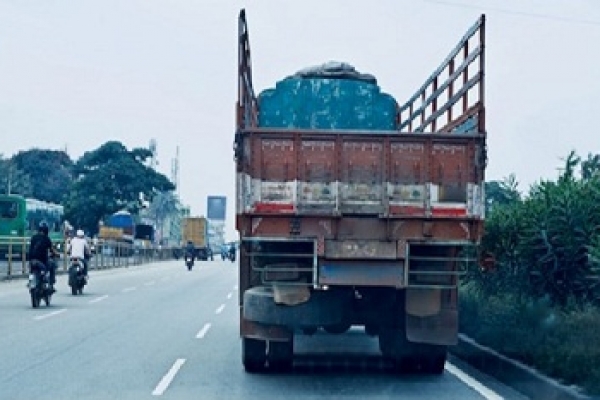 গভীর রাতে হাইওয়েতে দাঁড়িয়ে লরি,তল্লাশি চালাতেই লরিচালককে পাওয়া গেল ভয়ঙ্কর অবস্থায়!