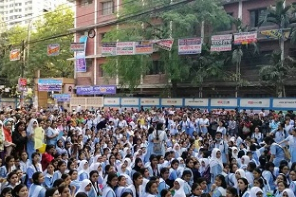 শারীরিক ও মানসিক নির্যাতন বন্ধসহ ৬ দফা দাবিতে ফের সড়কে ভিকারুননিসার মেয়েরা