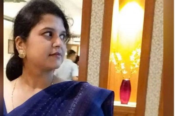 গলায় শাড়ি পেঁচিয়ে স্বামীকে খুন করে লাশের পাশেই রাত কাটালেন স্ত্রী!