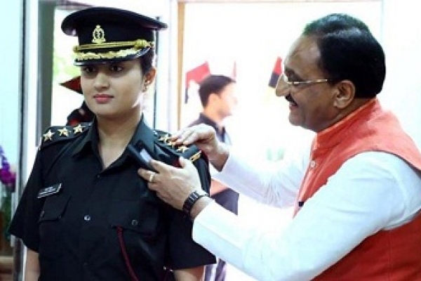 রাজনীতি-সিনেমায় না গিয়ে সেনায় যোগ দিলেন প্রাক্তন মুখ্যমন্ত্রীর মেয়ে!