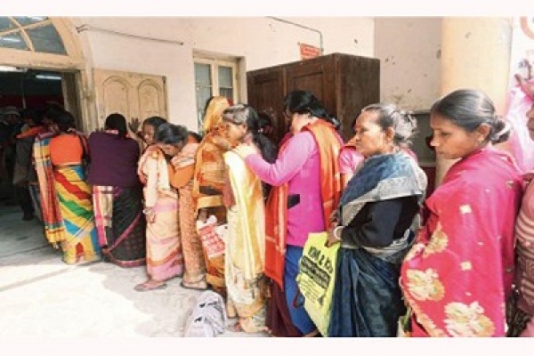 অ্যাকাউন্ট খুললেই নাকি ঢুকবে লাখো টাকা, এমন খবরে হাজারো মানুষের ভিড়!