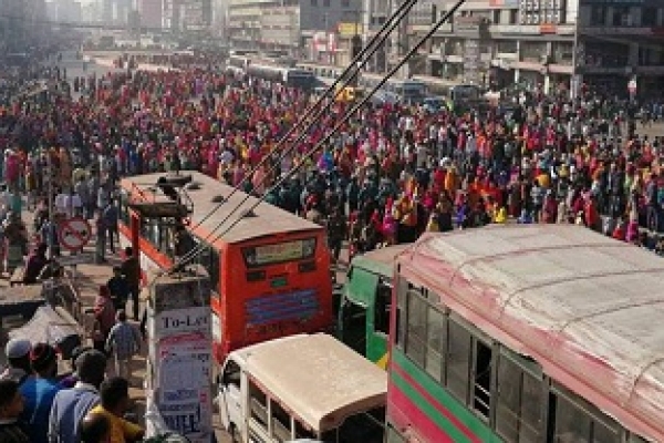 উত্তরায় সড়ক অবরোধ, চলছে না কোনো যানবাহন