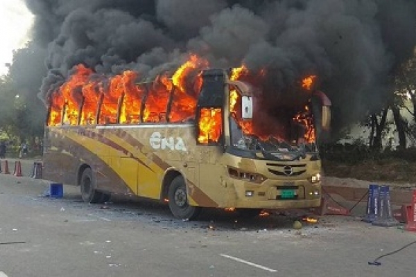 বিমানবন্দরের সামনের সড়কে বাসে আগুন