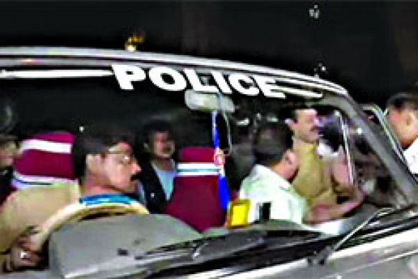কলকাতা পুলিশ কমিশনারের বাড়িতে সিবিআই’র হানা, তুমুল গোলমাল