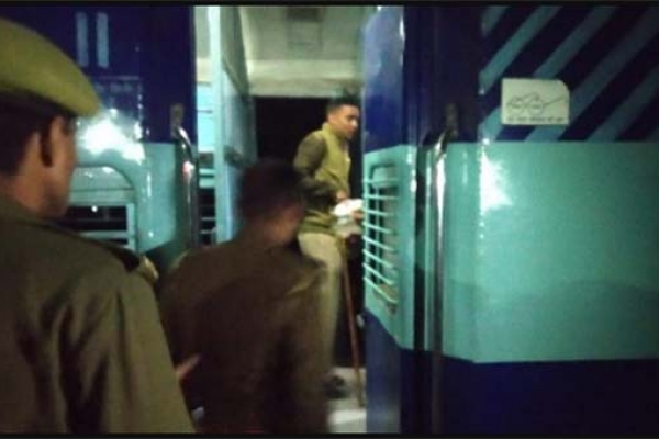 ভারতের উত্তরপ্রদেশে হঠাৎ বিস্ফোরণে কেঁপে উঠলো রাতের চলন্ত ট্রেন!