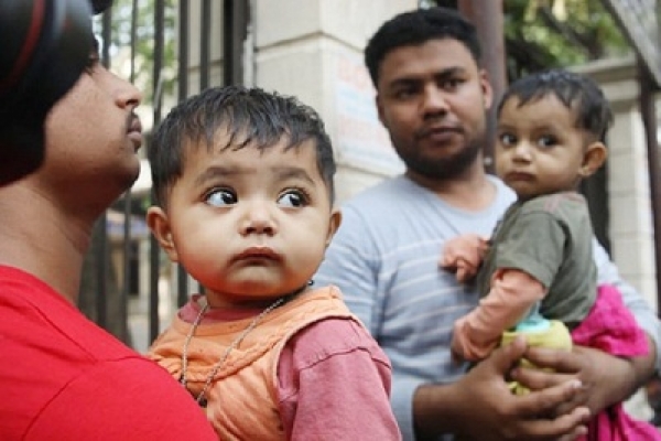 পিতার লাশের অপেক্ষায় দুই যমজ শিশু