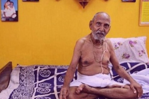 'নামাজ বেহেশতের চাবি' বললেন মনোরোগে পিএইচডি করা স্বামী শিবানন্দ