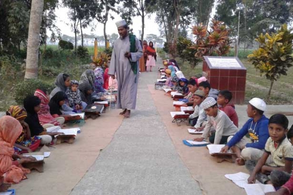 ৩৫ বছর ধরে মানুষকে বিনা খরচে কোরআন শিক্ষা দিচ্ছেন হাফেজ আবদুল হান্নান