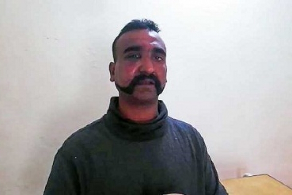 ভারতের মাটিতে পা রেখেই যা বললেন পাইলট অভিনন্দন