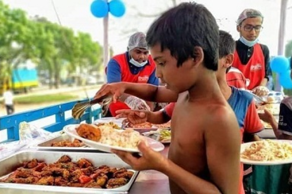 ১ টাকায় আনলিমিটেড খাবার পাচ্ছে পথশিশুরা!