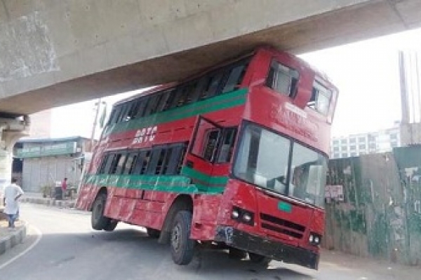 কুড়িল ফ্লাইওভারে আটকা পড়ল বিআরটিসি বাস!