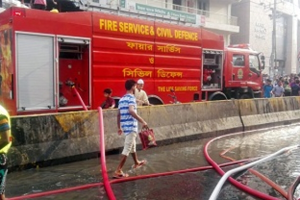   আগুন নিয়ন্ত্রণে ফায়ার সার্ভিসের ২০টি ইউনিটের সঙ্গে যোগ দিয়েছে সেনা ও নৌবাহিনী