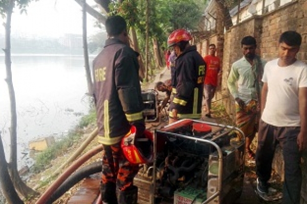 আগুন নেভাতে এবার গুলশান লেক থেকে পানি নেয়া হচ্ছে