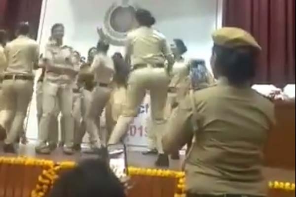 ইউনিফর্মে মহিলা পুলিশদের স্টেজ কাঁপানো ডান্স, ভাইরাল ভিডিও 