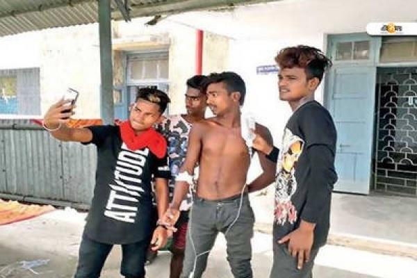 হাসপাতালের ওয়ার্ড থেকে রোগীকে তুলে এনে সেলফির হিড়িক!
