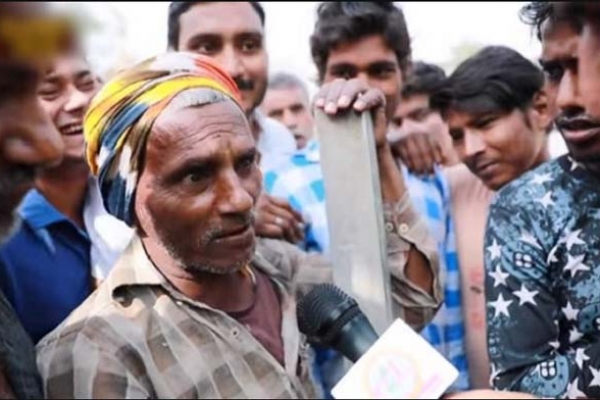 নির্ভুল ইংরেজিতে  একটানা কথা বলে চমকে দিলেন দিনমজুর